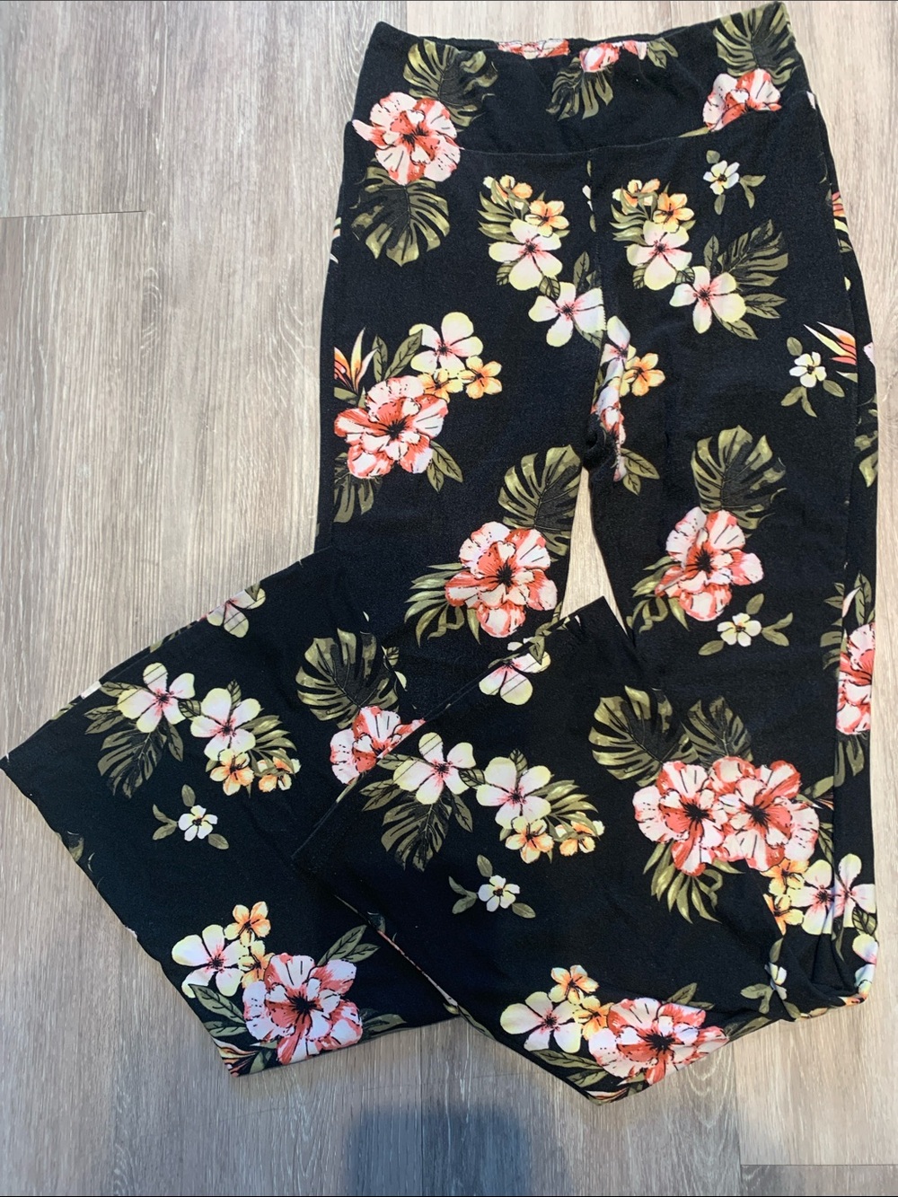🌺 No Boundaries Tropical Floral Leggings | Size Medium | Stretchy & Comfy